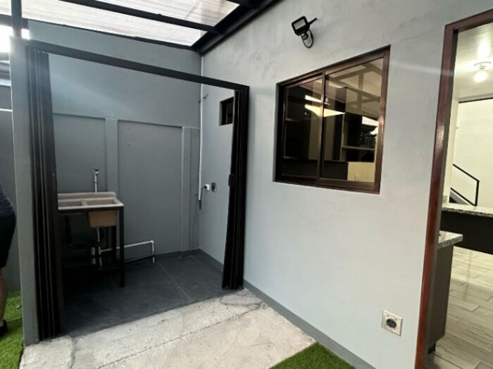 ALQUILER DE APARTAMENTO NUEVO, ALAJUELA, TURRÚCARES CENTRO, URBANIZACIÓN SANTA ROSA  en Alajuela — ₡ 250 000