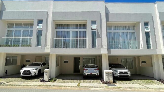 Alquiler de casa contemporánea con jardín privado en Escazú #26-2145 GS en San Rafael, Escazú, San José — $2,300