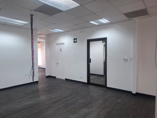 Estrategia y Prestigio en el Corazón de Sabana Sur: Oficina de 244m² en Mata Redonda, San José — $3,904