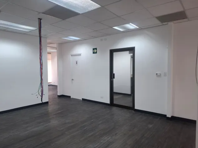 Estrategia y Prestigio en el Corazón de Sabana Sur: Oficina de 244m² en Mata Redonda, San José — $3,904