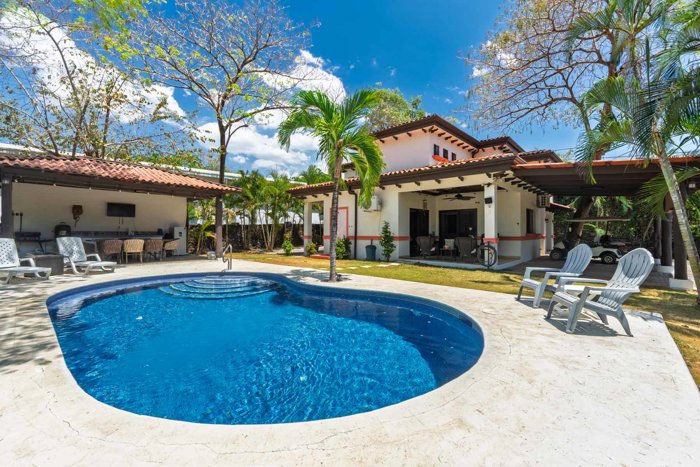 Casa de Lujo con Piscina y Vista a la Montaña Cerca de Tamarindo en Tamarindo, Santa Cruz, Guanacaste — $749,000