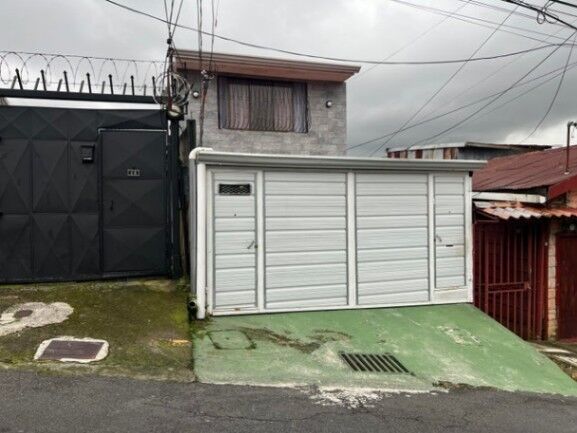 Se vende espaciosa casa con patio en Guadalupe San José 26-635 en Guadalupe, Goicoechea, San José — $160,000