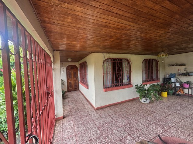 Casa con bonitos acabados cerca de todo en Atenas in Atenas, Alajuela — $250,000 - Photo 3 of 14