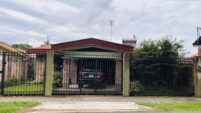 SE VENDE CASA EN BUENOS AIRES, PALMARES in Buenos Aires, Palmares, Alajuela — $242,000 - Photo 2 of 24