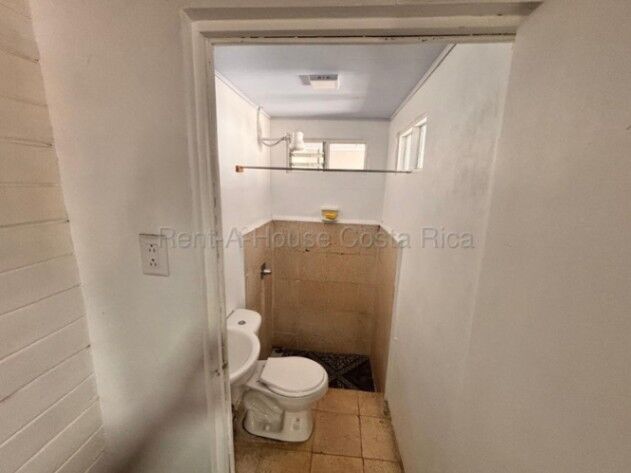 Venta de Edificio+2 Apartamentos,1 Casa y un Local Comercial en Heredia. RAH 26-1672 in Heredia — ₡ 150 000 000