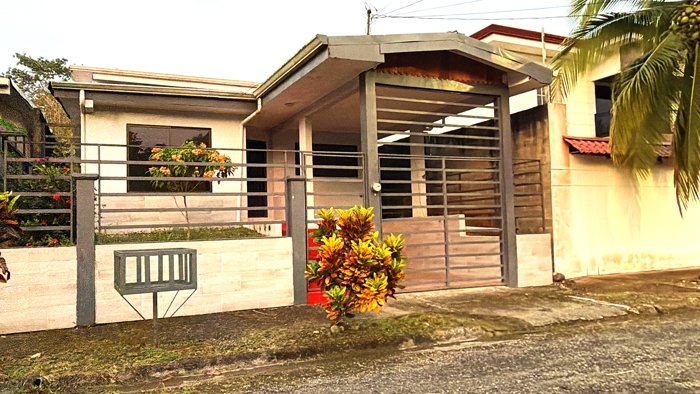SE VENDE CASA DE OPORTUNIDAD EN VILLAS CACAO, LIMON COSTA RICA en Limón — ₡ 80 000 000 - Foto 2 de 36