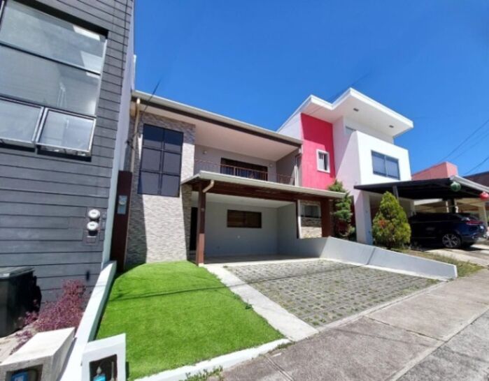 Se vende casa con patio en Ulloa Heredia 26-1305 en Ulloa, Heredia — $240,000