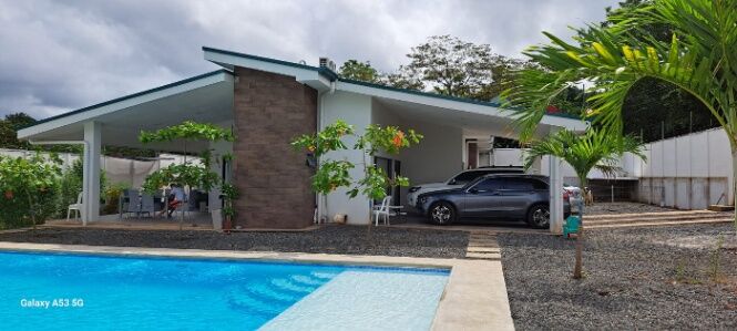 Amplia y hermosa casa con piscina en Coyolar, Orotina, Alajuela — ₡ 185 000 000