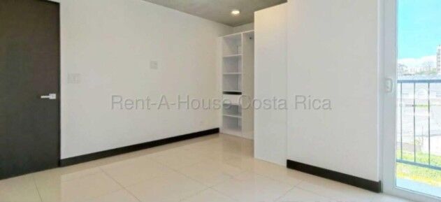 Alquiler de Hermoso Apartamento de tres Habitaciones 26-1642 en Curridabat, San José — $1,150