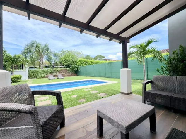 Modern Home for Rent with Private Pool – Loma Verde Gated Community en Tamarindo, Santa Cruz, Guanacaste — $2,500 - Foto 3 de 36