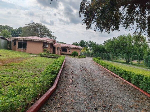 venta de casa con amplio terreno en Orotina, Alajuela — $460,000