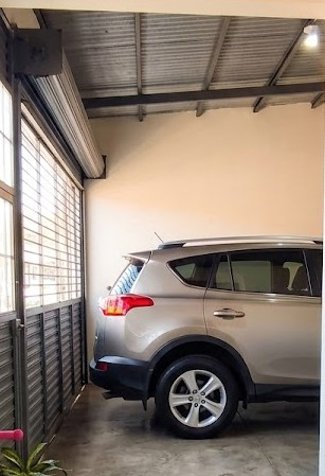 Casa para familia pequeña con  parqueo bajo techo y máxima seguridad en Hatillo, San José — ₡ 58 000 000