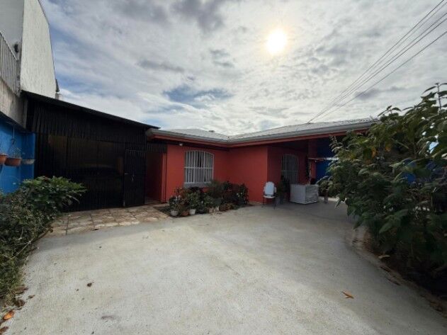 Venta de Cómoda Casa en Mercedes de Heredia / Mls. 25-1226 OFC JB en Mercedes, Heredia — $335,000 - Foto 2 de 19