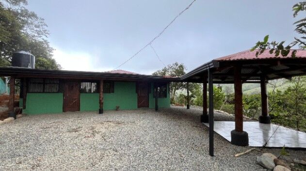 SE VENDE REFUGIO AUTOSOSTENIBLE CON NACIENTES DE AGUA Y VISTAS A LA MONTAÑA in San Isidro De El General, Pérez Zeledón, San José — $199,995