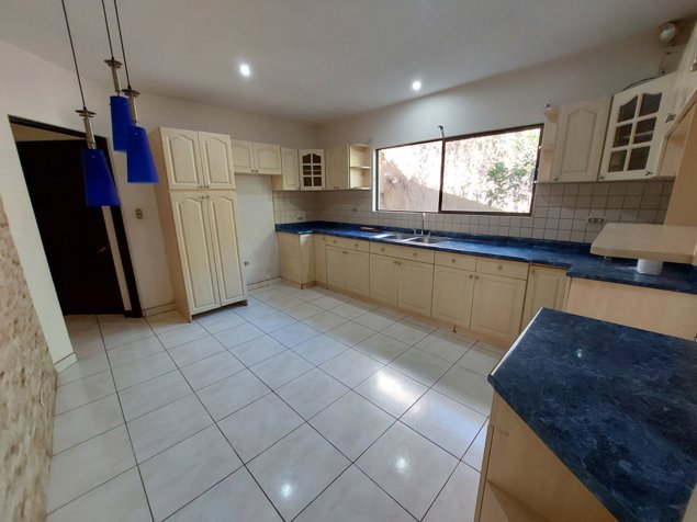 VENTA CASA DE 1 PLANTA EN RESIDENCIAL SANTA ANA POZOS in Pozos, Santa Ana, San José — ₡ 124 000 000