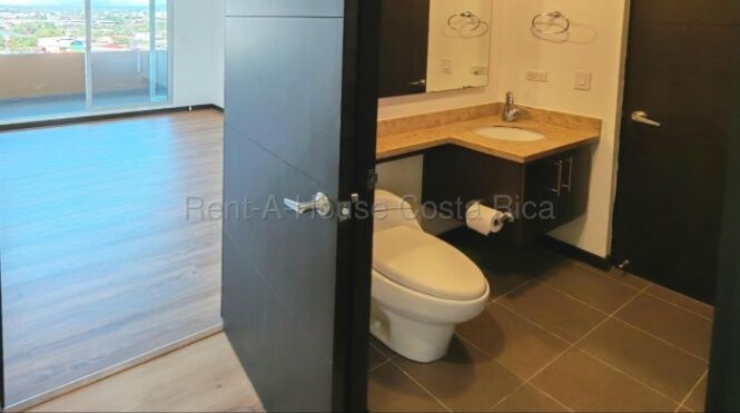 Apartamento en venta en La Sabana con doble altura y amenidades #26-1685 GS in Merced, San José — $175,000