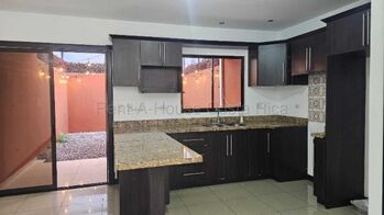 Se alquila casa en Concepción La Unión 27-16 in Concepción, La Unión, Cartago — $1,350 - Photo 4 of 22