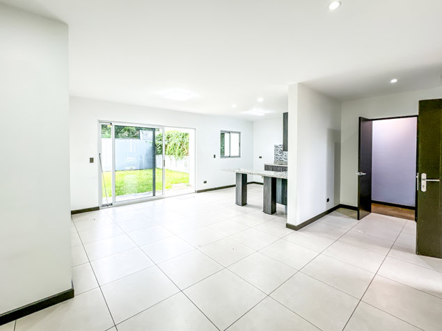 Se Alquila Moderna Casa de 2 Habitaciones en el Condominio Acacia en La Ceiba, Orotina, Alajuela — ₡ 680 000 - Foto 3 de 33