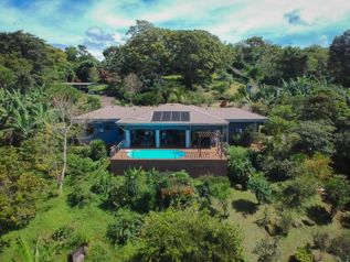CASA AMUEBLADA CON PISCINA Y LOTE DE 7.000 M² EN CARRILLO ALTO DE POÁS, ALAJUELA in Carrillos, Poás, Alajuela — $595,000 - Photo 4 of 33