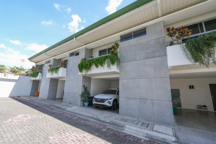 Casa de 3 Habitaciones + Oficina en Bello Horizonte de Escazú in San Rafael, Escazú, San José — $275,000