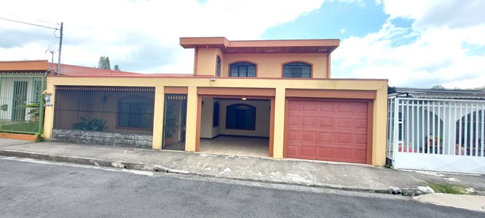 Casa en venta en Naranjo, amplia, segura, dos niveles. in Naranjo, Alajuela — $149,000