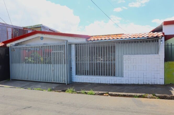 Venta casa renovada con oficina, cuarzo y portón eléctrico #26-1747 GS en Guadalupe, Goicoechea, San José — $160,000