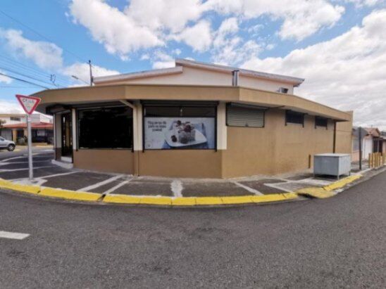 Se vende amplio local comercial en San Francisco de Heredia 25-1108 en San Francisco, Heredia — ₡ 334 875 000