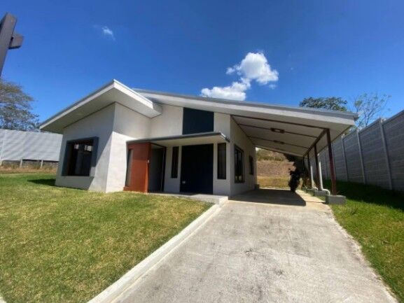 Se vende moderna casa con patio en residencial de La Garita Alajuela 25-208 en Garita, Alajuela — $200,000