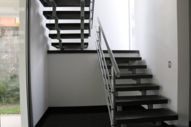 Se vende moderna casa de 3 plantas en Guachipelín de Escazú 24-31 en San Rafael, Escazú, San José — $415,000
