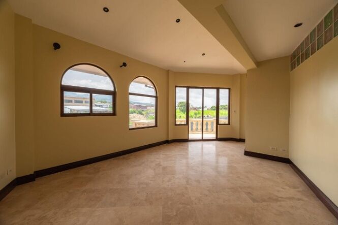 Hermosa casa de lujo, San Isidro de Heredia, 2,600 mts2 en San Isidro, Heredia — $950,000