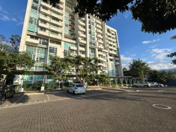 Penthouse de dos niveles con alta rentabilidad en Torres de Heredia #26-1807 GS en Ulloa, Heredia — $242,800