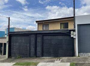 ¡Gran oportunidad de inversión! Esta propiedad única consta de dos encantadoras casas en Venta  en Guadalupe, Goicoechea, San José — $170,000