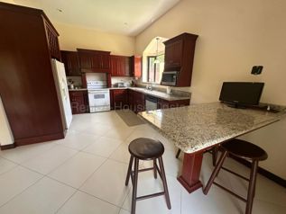 Venta de elegante casa amueblada en Ciudad Colón #27-566 GS en Colón, Mora, San José — $550,000 - Foto 4 de 11