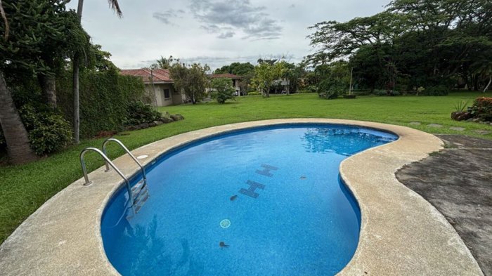 Elegante casa de estilo colonial en un con comunidad privada in Atenas, Alajuela — $585,000 - Photo 2 of 18