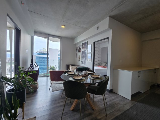 APARTAMENTO AMUEBLADO EN VENTA O ALQUILER SECRET SABANA en Mata Redonda, San José — $1,200