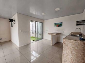 Alquiler de Propiedad con 2 Apartamentos en San Isidro de Heredia. RAH 26-1621 in San Isidro, Heredia — 405 000 ₡ - Photo 5 of 11