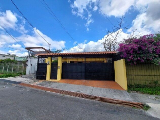 Venta de Cómoda Casa en Escazú / Mls. 25-1807 OFC JB in Escazú, San José — $250,000