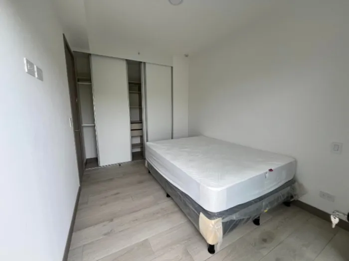 Apartamento en venta torre moderna 1 habitación con balcón y amenidades en San José #26-863 GS en Mata Redonda, San José — $195,000 - Foto 2 de 7