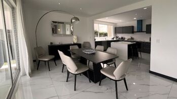 Arquitectura de Vanguardia: Casa con Vistas al Valle, Piscina y Cocina Gourmet in San Rafael, Escazú, San José — $725,000 - Photo 4 of 14