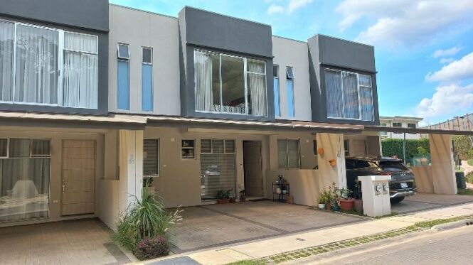 Venta de Moderna Casa en Curridabat / OFC in Curridabat, San José — $238,000