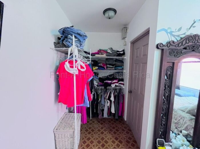 Venta casa renovada con oficina, cuarzo y portón eléctrico #26-1747 GS en Guadalupe, Goicoechea, San José — $160,000