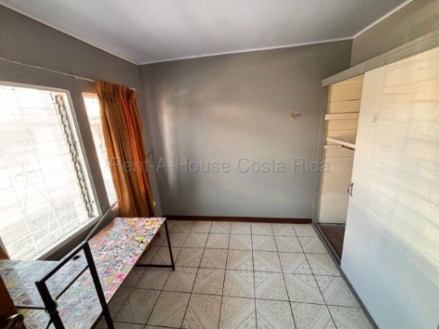 Venta de Edificio+2 Apartamentos,1 Casa y un Local Comercial en Heredia. RAH 26-1672 in Heredia — ₡ 150 000 000