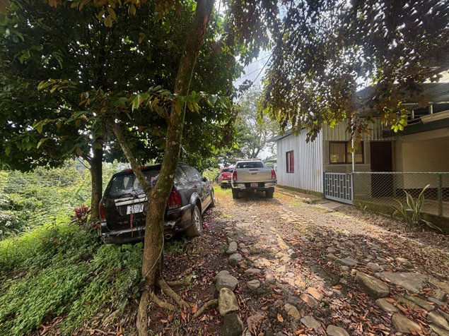 Finca con 2 casas cerca del arroyo en Desmonte en Atenas, Alajuela — $360,000 - Foto 2 de 28