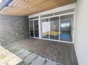 VENTA DE MODERNA CASA EN SAN RAFAEL DE HEREDIA. CLIMA FRESCO. en San Josecito, San Rafael, Heredia — $315,000 - Foto 4 de 10