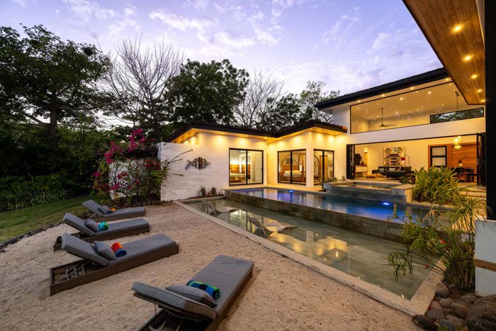 Luxury Beach Walk Home en Hacienda Pinilla en Tamarindo, Santa Cruz, Guanacaste — $1,950,000