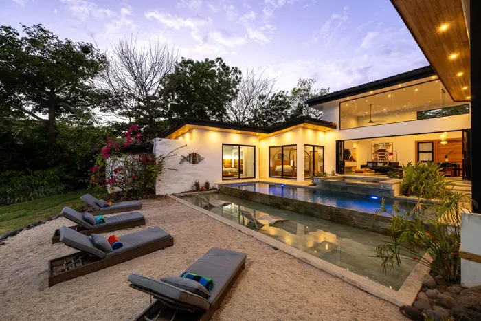 Luxury Beach Walk Home en Hacienda Pinilla en Tamarindo, Santa Cruz, Guanacaste — $1,950,000