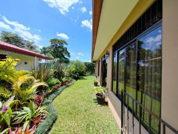 Se vende espaciosa casa con patio en condominio de Granadilla 25-251 in Granadilla, Curridabat, San José — $315,000
