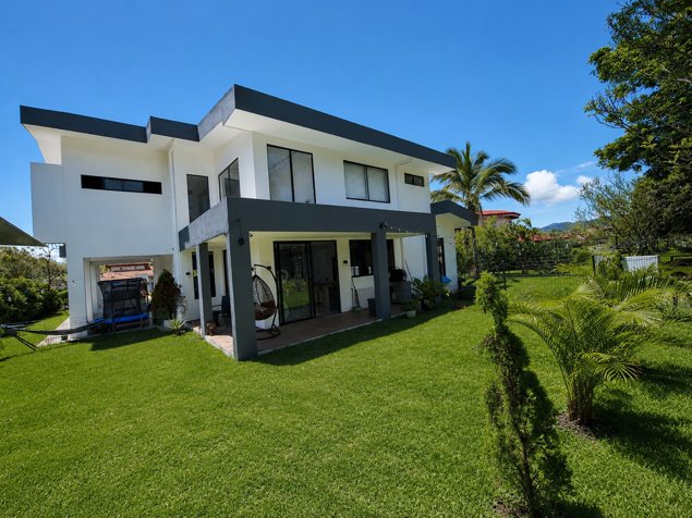 Espectacular Casa con Apartamento Independiente en Guácima, Alajuela — $680,000