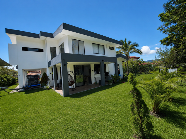 Espectacular Casa con Apartamento Independiente en Guácima, Alajuela — $680,000