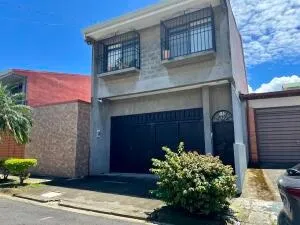 Venta de Hermosa Casa en La Uruca, San José / OFC